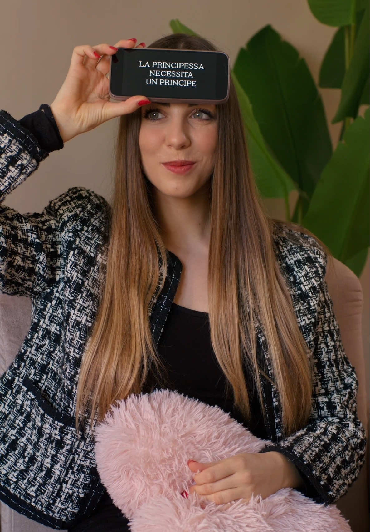 TikTok post by @twinsistersofficialpage for Gillette Venus. Caption reads: Abbiamo iniziato con un trend divertente, ma alla....