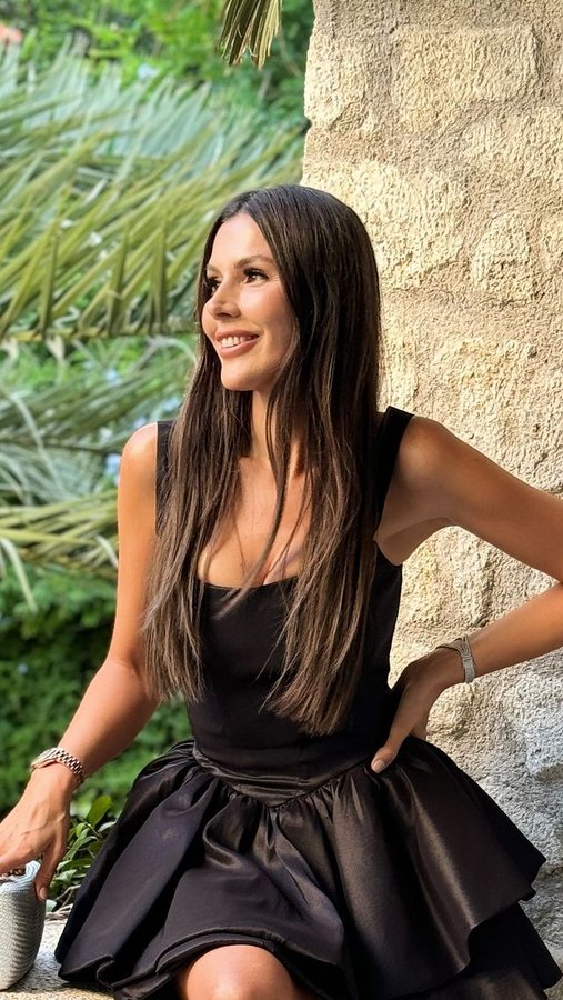 Instagram post by @haticesendil for Gigii's. Caption reads: Get ready with Hawaii 😎🖤🌴

@gigiiscom 

#reklam.