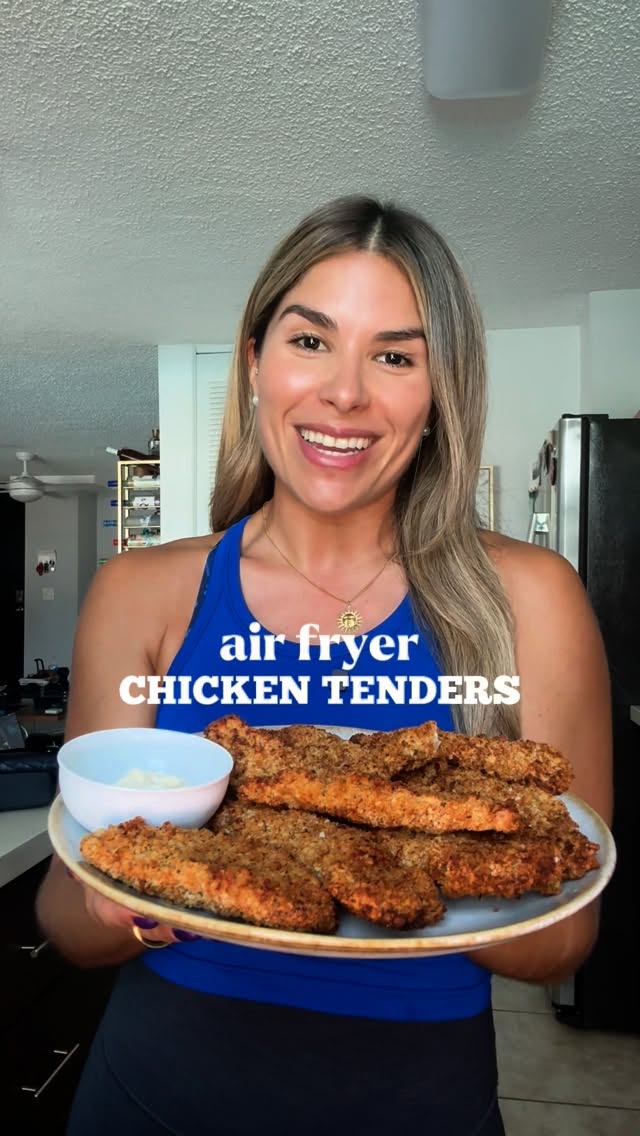 Instagram post by @claudiaserrano for Hellmann's. Caption reads: AIR FRYER CHICKEN TENDERS

¡Tienes que probar....