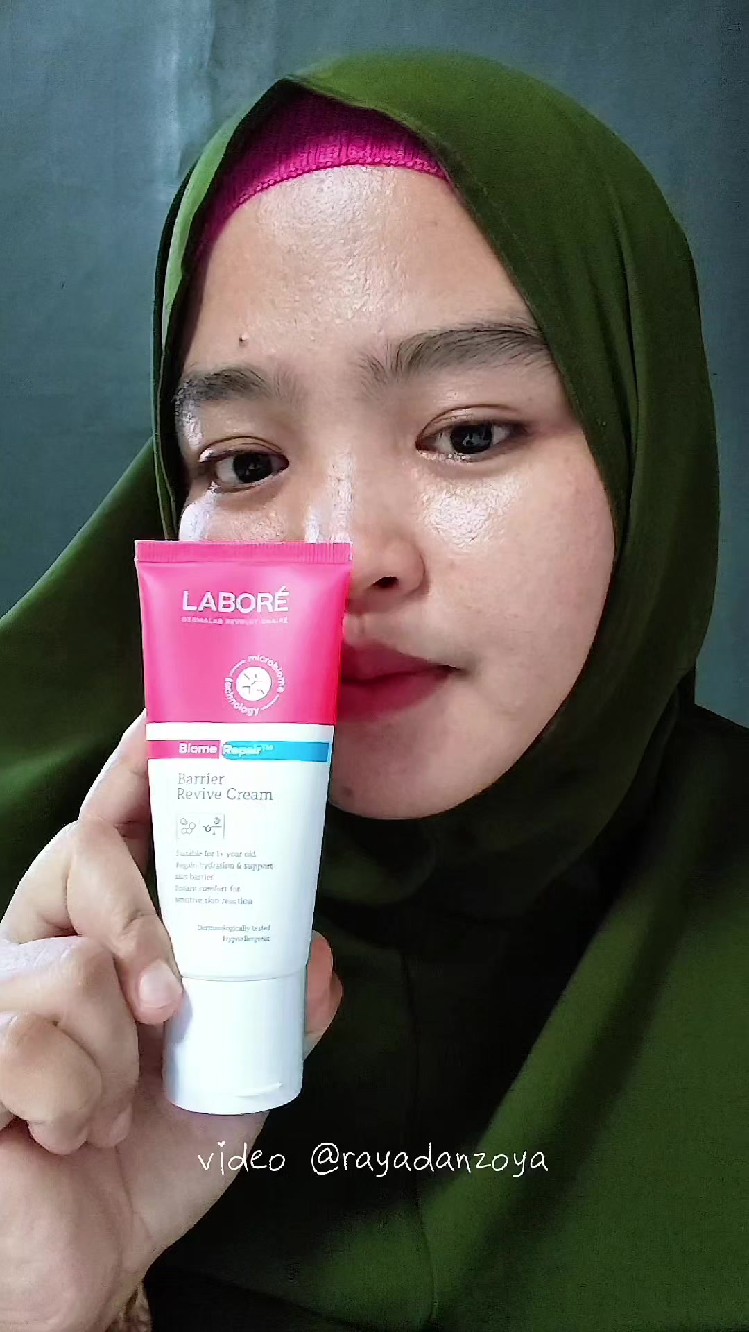 TikTok post by @rayadanzoya for Laboré Sensitive Skin Expert. Caption reads: Akhirnya Tau Cara Cepat Pulihin Skin Barrier &....