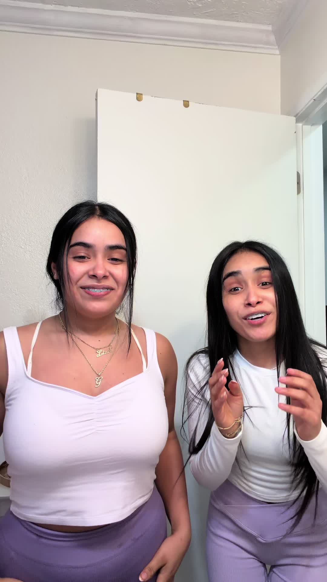 TikTok post by @lasgemelasreyess for Lemme. Caption reads: [...] comemos felices sin vivir en modo globo✨....