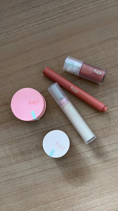 Instagram post by @angiezeant for Kaja Beauty. Caption reads: kurang briefing 🙂

and @kajabeautyidn , you’re....