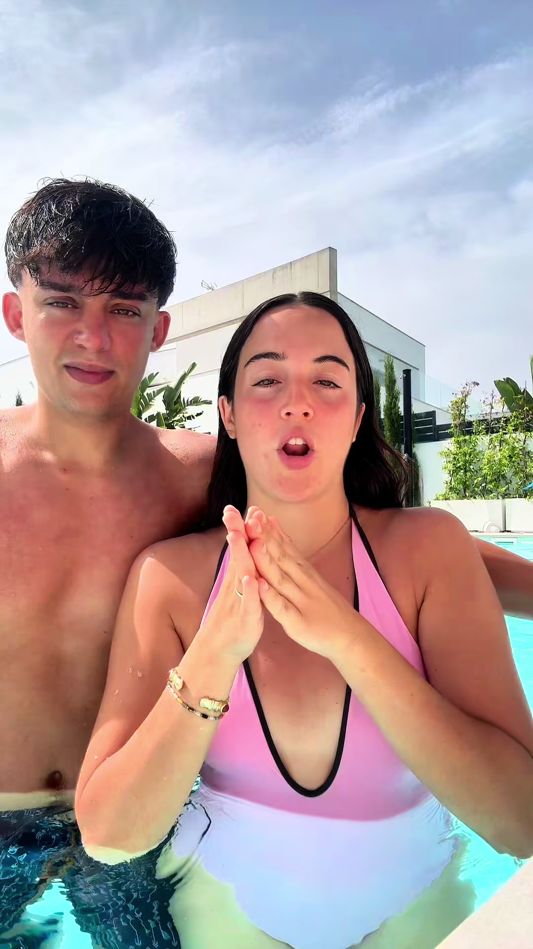 TikTok post by @babiigv for DKNY. Caption reads: [...] a qué huelen las nuevas fragancias de @DKNY....