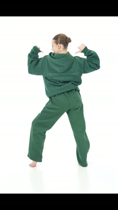 Instagram post by @maranellasophia for Comfrt. Caption reads: [...] sweatsuit you'll wear all season, @comfrt is....