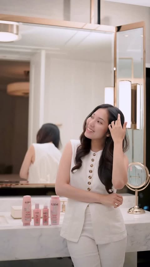 Instagram post by @dindiclaudiaa for L'Oréal Indonesia. Caption reads: good hair days… but make it last 3 days straight✨....