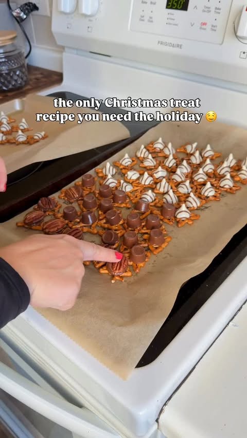 Instagram post by @byjamiemichelle for Hersheyland. Caption reads: These are SO easy (and so delicious!) 🥨🎅🏼....