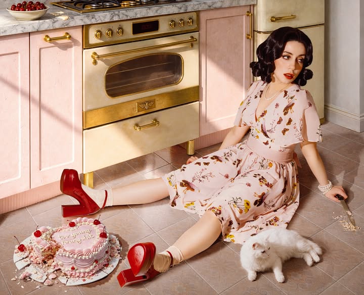 Instagram post by @lidia.vives for Retro Stage. Caption reads: [...] shit

Collaboration with @retrostage.fr....