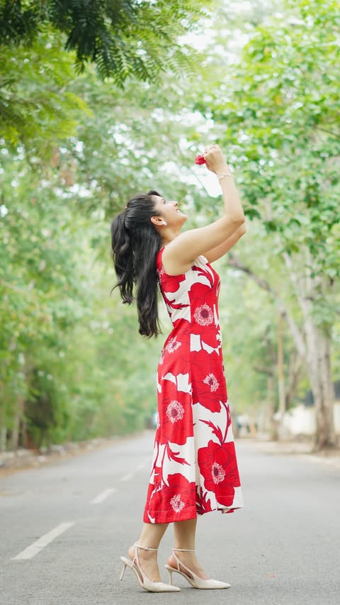 Instagram post by @sivani_sangita for Reliance Trends. Caption reads: 👑 This Raja, dress your best and win BIG with....