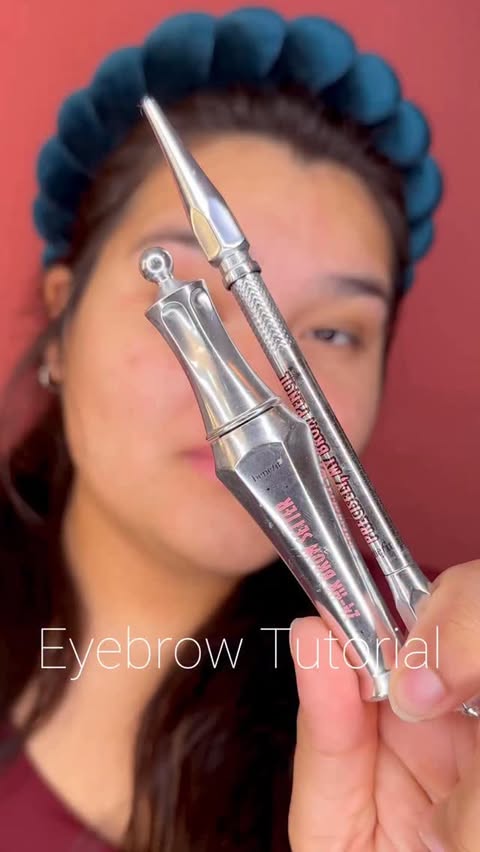 Instagram post by @miniyadiramakeup for Benefit Cosmetics. Caption reads: [...] I do my eyebrows using my favorite....