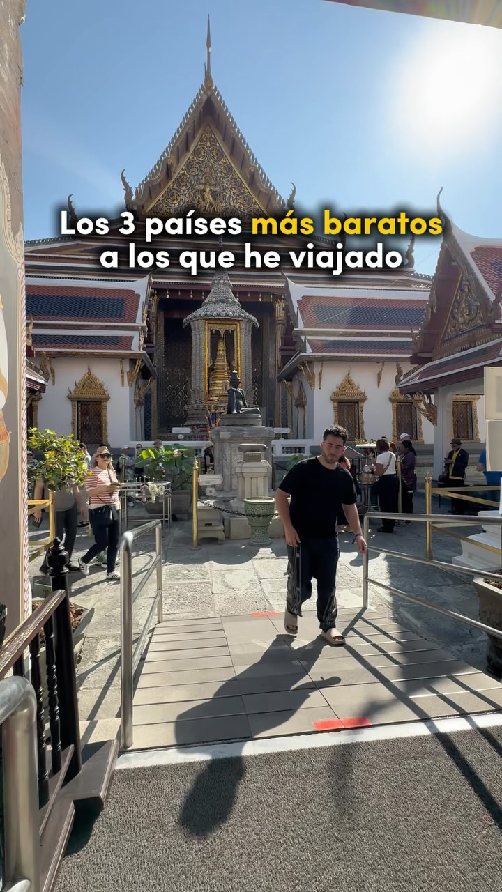 Instagram post by @alfredodeviaje for Skyscanner. Caption reads: #Ad Los 3 países más baratos a los que he viajado.....