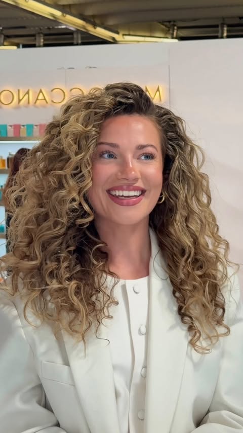 Instagram post by @antonioccalero for Moroccanoil. Caption reads: [...] How to get voluminous glam curls with....