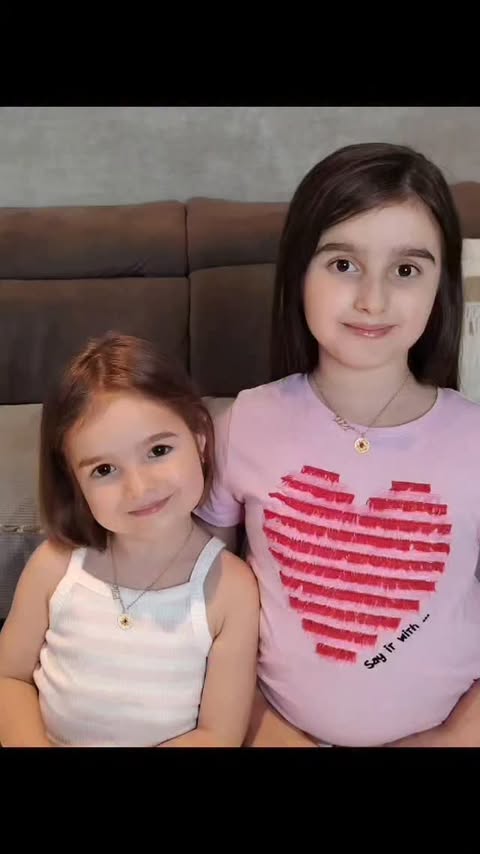 Instagram post by @deizi.aisi for Callie Gifts. Caption reads: I found these necklaces from @calliegifts and I....