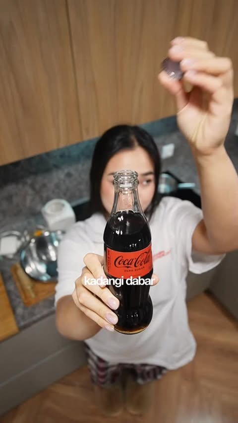 Instagram post by @demiinoo for Coca-Cola. Caption reads: [...] aišku, prie visko – šalta Coca-Cola Zero....