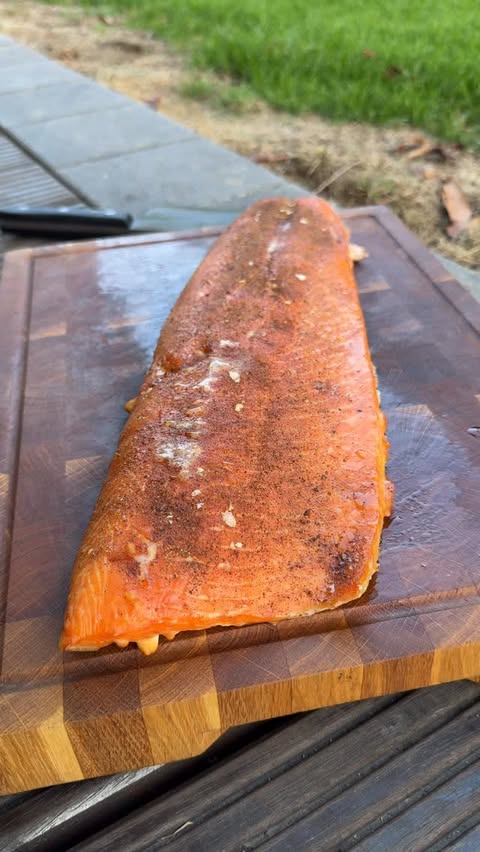 Instagram post by @the_barbecue_dude_official for The Nikos Knife. Caption reads: [...] Smoked Salmon!
-
Cut with my @thenikosknife....