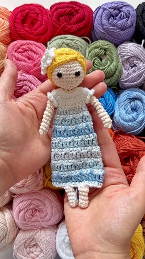 Instagram post by @sweetsofties for Hobbii. Caption reads: [...] 1 cotton yarn, Friends Cotton 8/4....