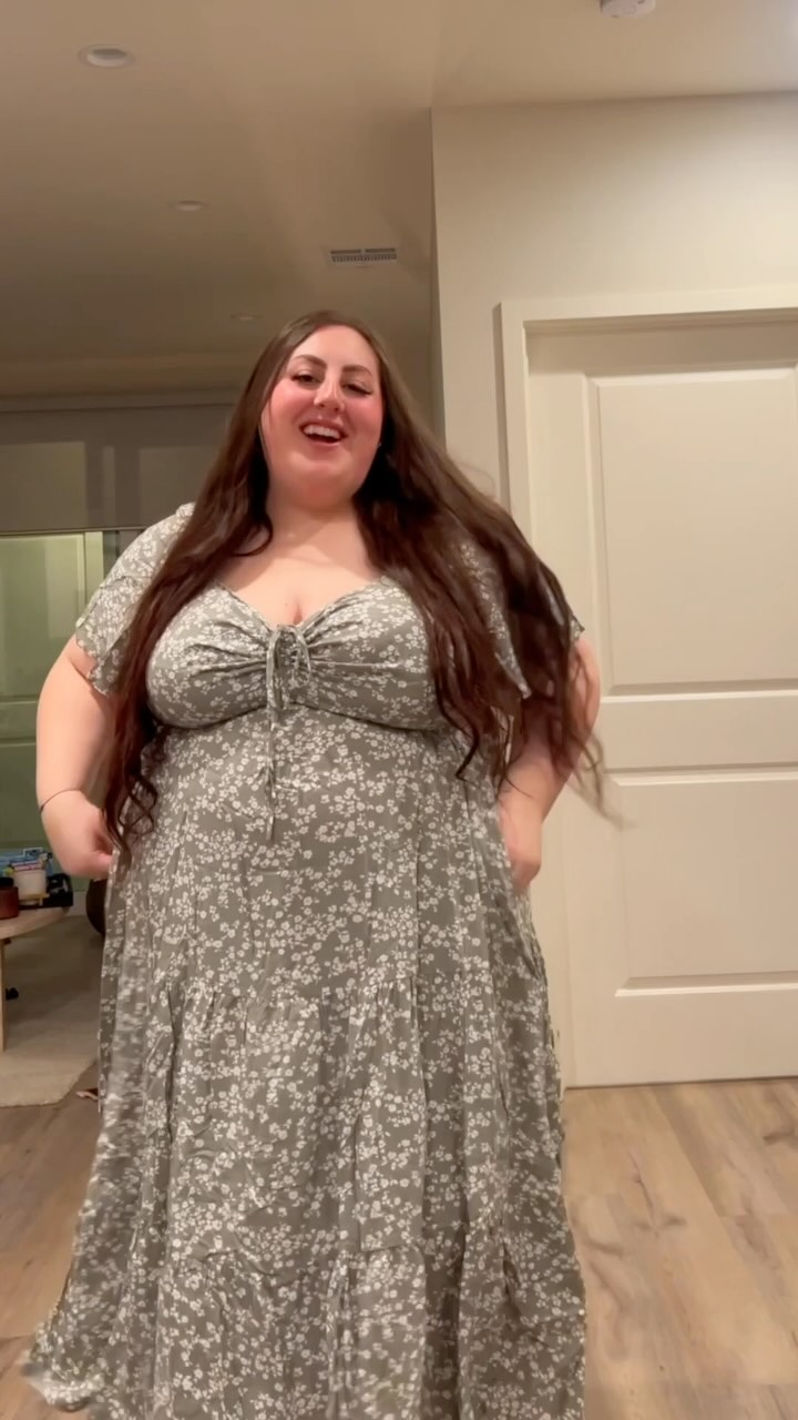 Instagram post by @michelleplatti for BloomChic. Caption reads: [...] summer pinterest looks as a fat girl....