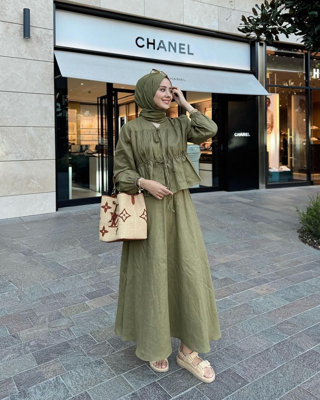 Instagram post by @aybukenurdemirci for OZSARICAM. Caption reads: Bugün güzel hissediyooor 🙃🙃 #işbirliği....