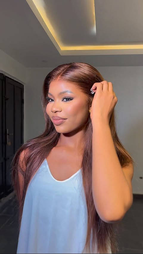 Instagram post by @theminimaltee_ for Megalook. Caption reads: [...] or sew in ? The world may never know....