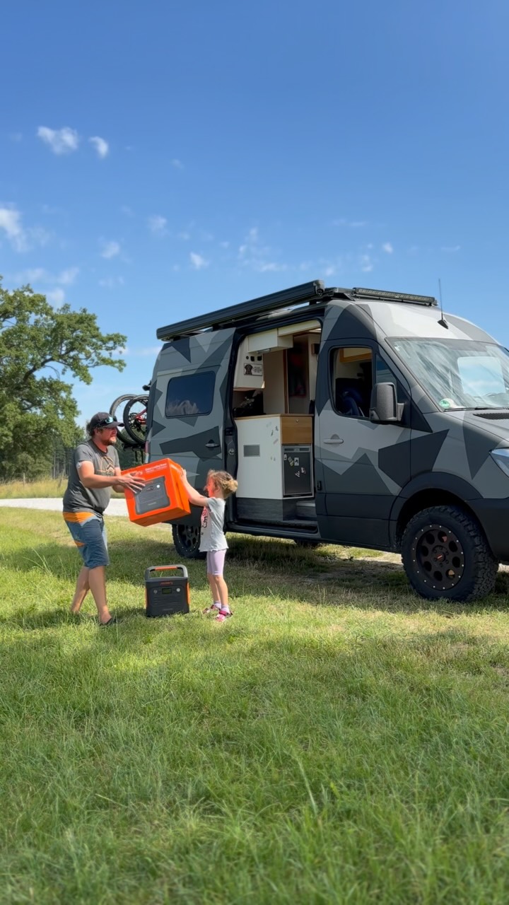 Instagram post by @bala_on_tour for Jackery. Caption reads: [...] immer du laden musst, mit der @jackery.de....