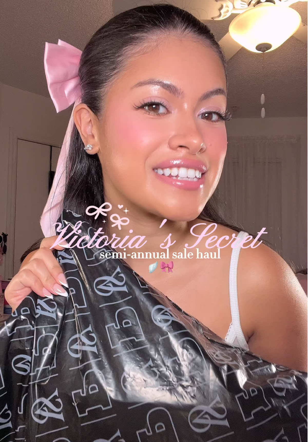 TikTok post by @avatarsarai for vspink. Caption reads: [...] VS storefront! 🪽✨ @Victoria's Secret....