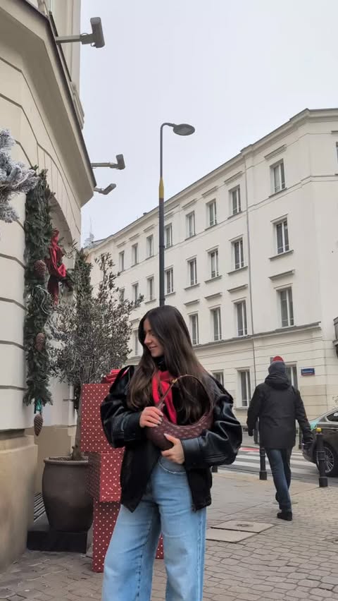 Instagram post by @kinga_a for JW PEI. Caption reads: [...] time just to show you the details 🧊✨👜....