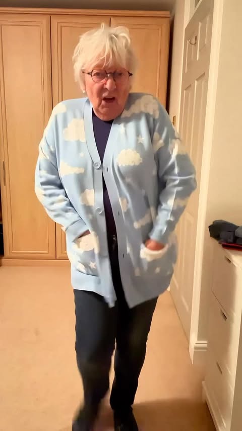 Instagram post by @vivthecarer for Snag Tights. Caption reads: [...] and comfortable new cardigan from....