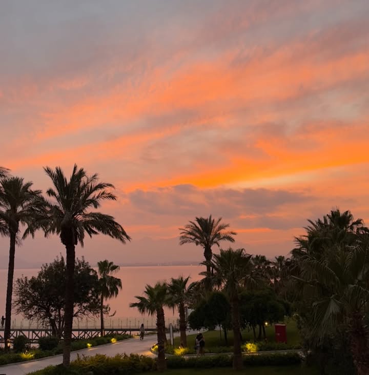 Instagram post by @ezgilately for Dossha. Caption reads: from the favourites 🌅 #reklam.
