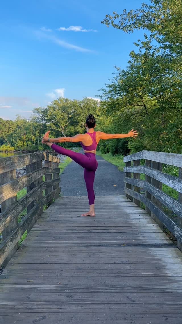 Instagram post by @flowgogirl for Beyond Yoga. Caption reads: [...] & the dress code is @beyondyoga....