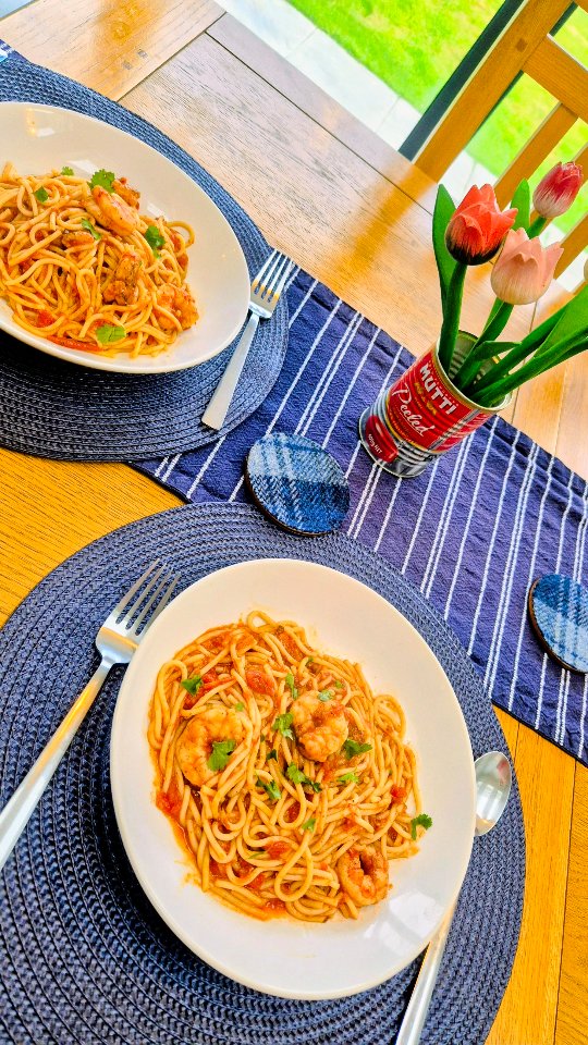 Instagram post by @scrimpy_scottie for JD’s Hot Honey. Caption reads: 🍅 Honey Arrabbiata Prawns 🍅
Ad|Gifted....