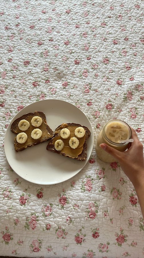 Instagram post by @fab.anahi for Chillhouse. Caption reads: In my press-on era for real! 💅🏼 @chillhouse....