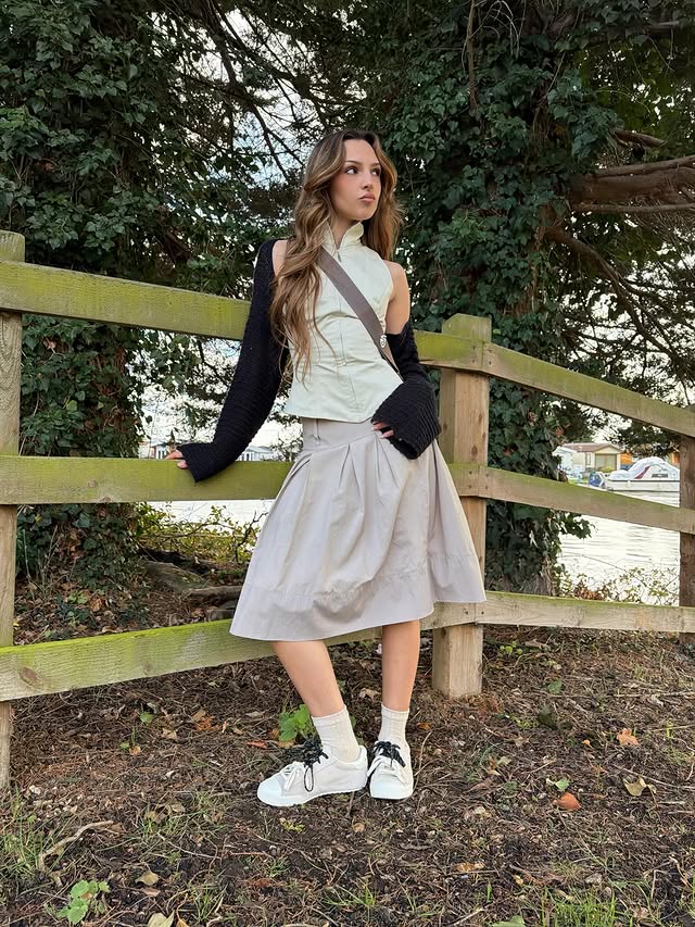 Instagram post by @luizacordery for Schuh. Caption reads: [...] laces double the fun ★ @converse_europe....