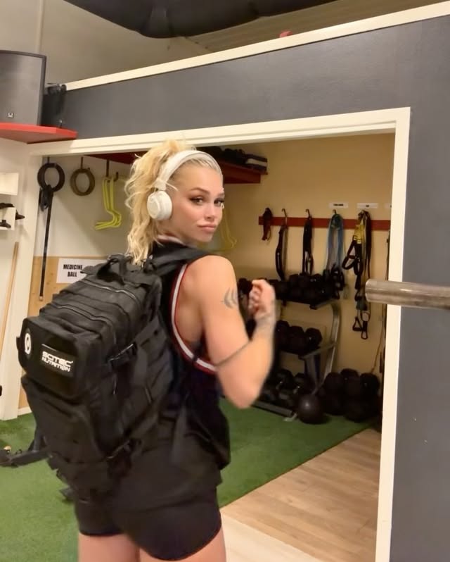 Instagram post by @svagtillstark for Scitec Nutrition. Caption reads: Join me for a backpack workout 💪🏼😈

🎒....