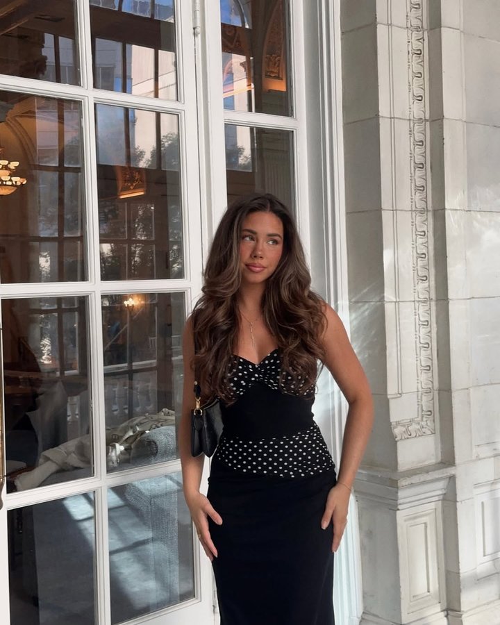 Instagram post by @inatalieking for Selfieleslie. Caption reads: all dressed up 🍸🖤 wearing @selfie_leslie (code....