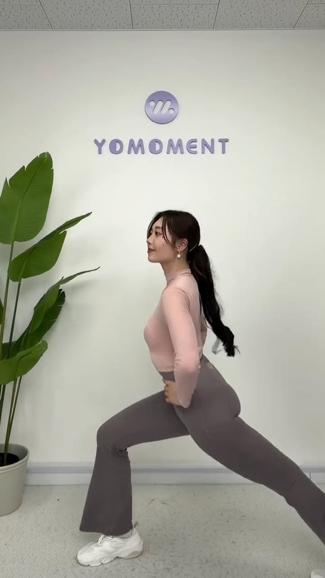 Instagram post by @naho.perry for Yomoment. Caption reads: [...] . 気分によってウェアも変えたら 楽しくトレーニングできそう🏋🏽 .....
