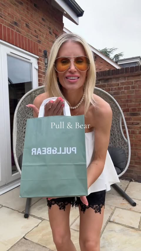 Instagram post by @mariaelondon for Pull&Bear. Caption reads: Pull & Bear new in ❤️ Me new fave little summer....