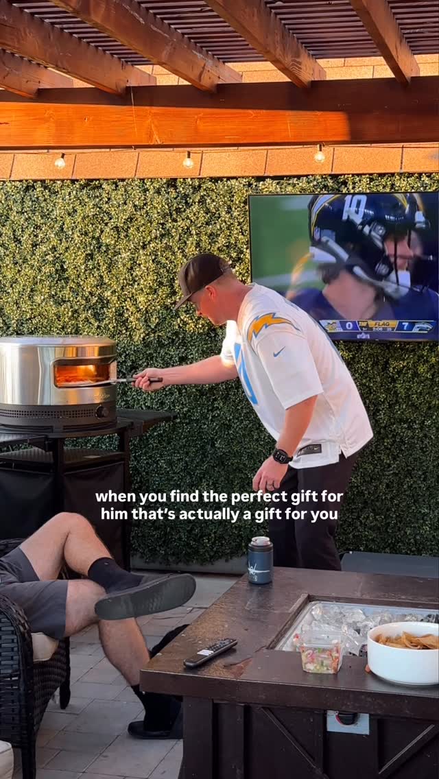 Instagram post by @kiana.hanna for solostove. Caption reads: the gift that keeps on giving 🎄🍕😉 give the gift....