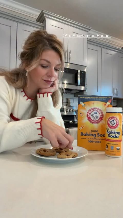 Instagram post by @rachelengelbarts for ARM and HAMMER. Caption reads: [...] level: Arm & Hammer Baking Soda....