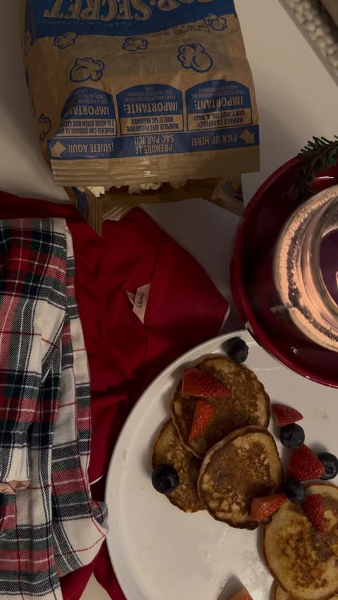 Instagram post by @belladenapoli for Eberjey. Caption reads: [...] in all day long ❤️🎄
.
don’t sleep on....