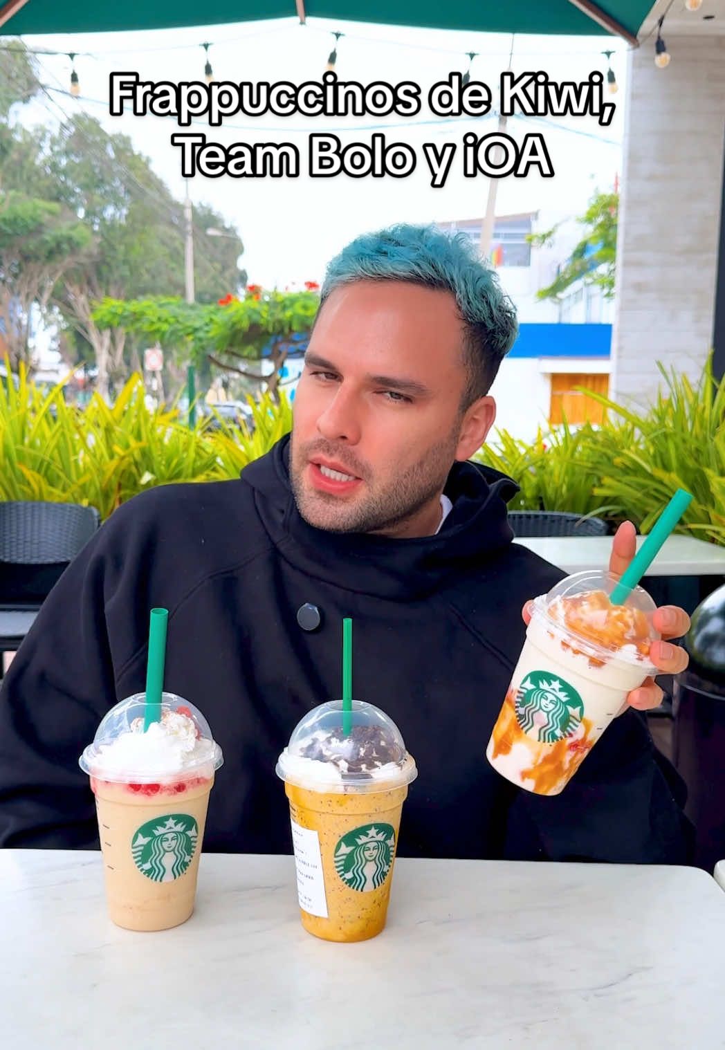 TikTok post by @ioanispatsias for Starbucks. Caption reads: Tenía que probar el Frappuccino de @Kiwi @Ariana....