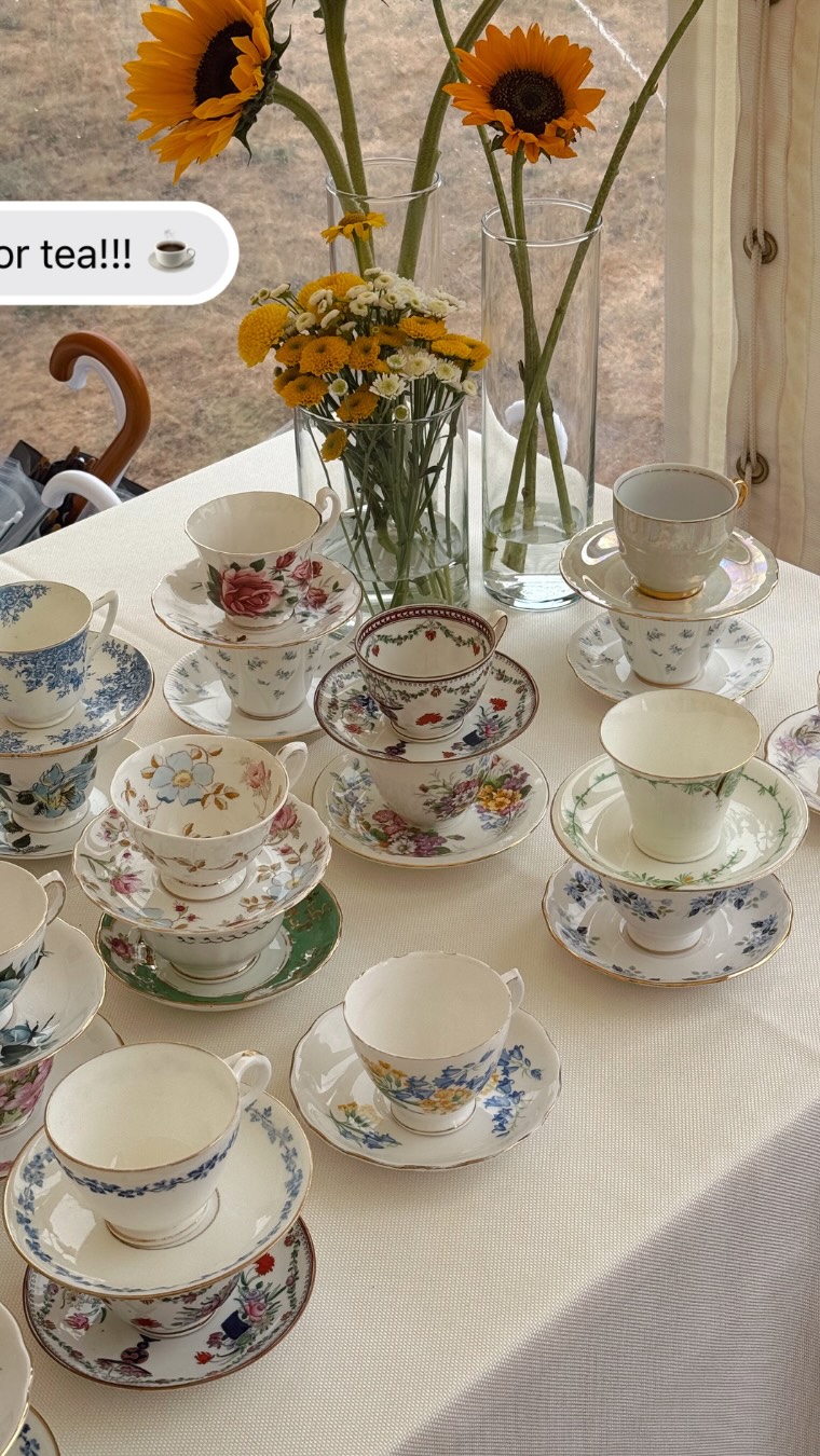 Instagram post by @mariajoynson for St.Tropez. Caption reads: freshly tanned : 💅🏼 the day before exfoliating :....