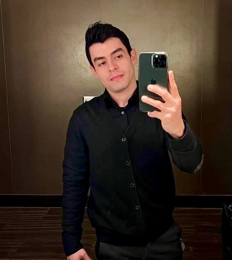 Instagram post by @omar.velaa for Banana Republic Factory. Caption reads: ⚫️⚫️

Outfit -> @bananarepublic 
#selfies #me....