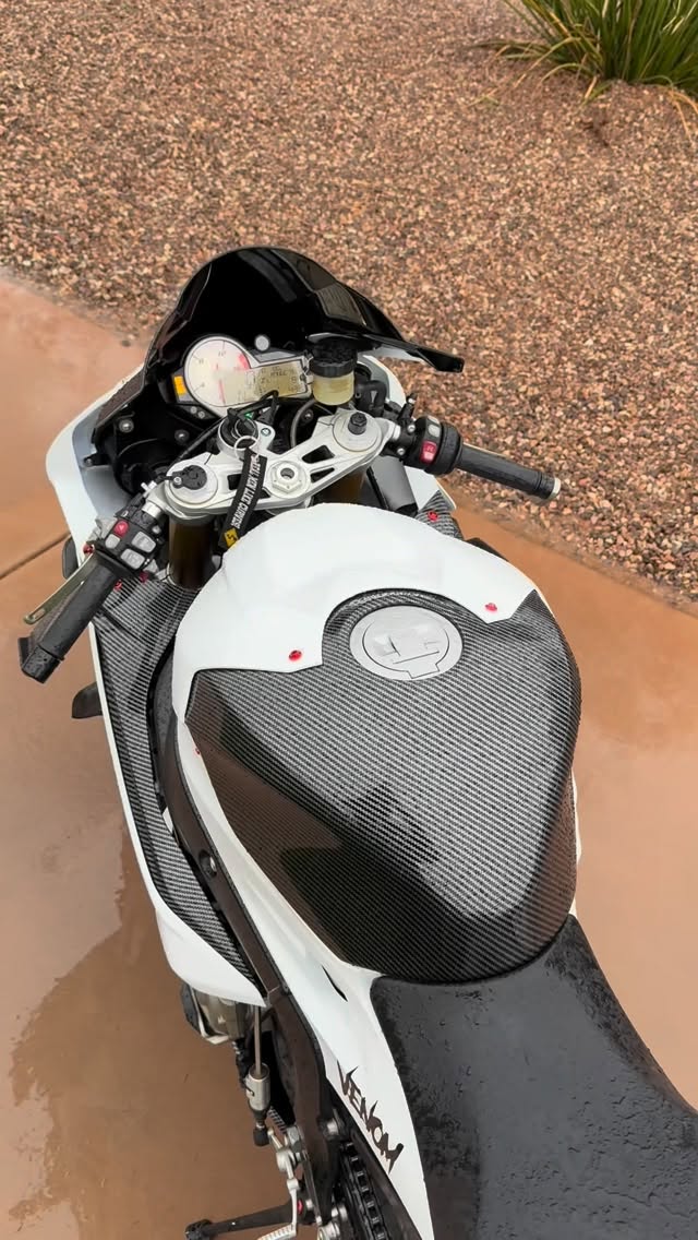 Instagram post by @venom_s1k_ for Amotopart. Caption reads: Wet✅ - - - SPONSORS CODE VENOM @amotopart_fairing....