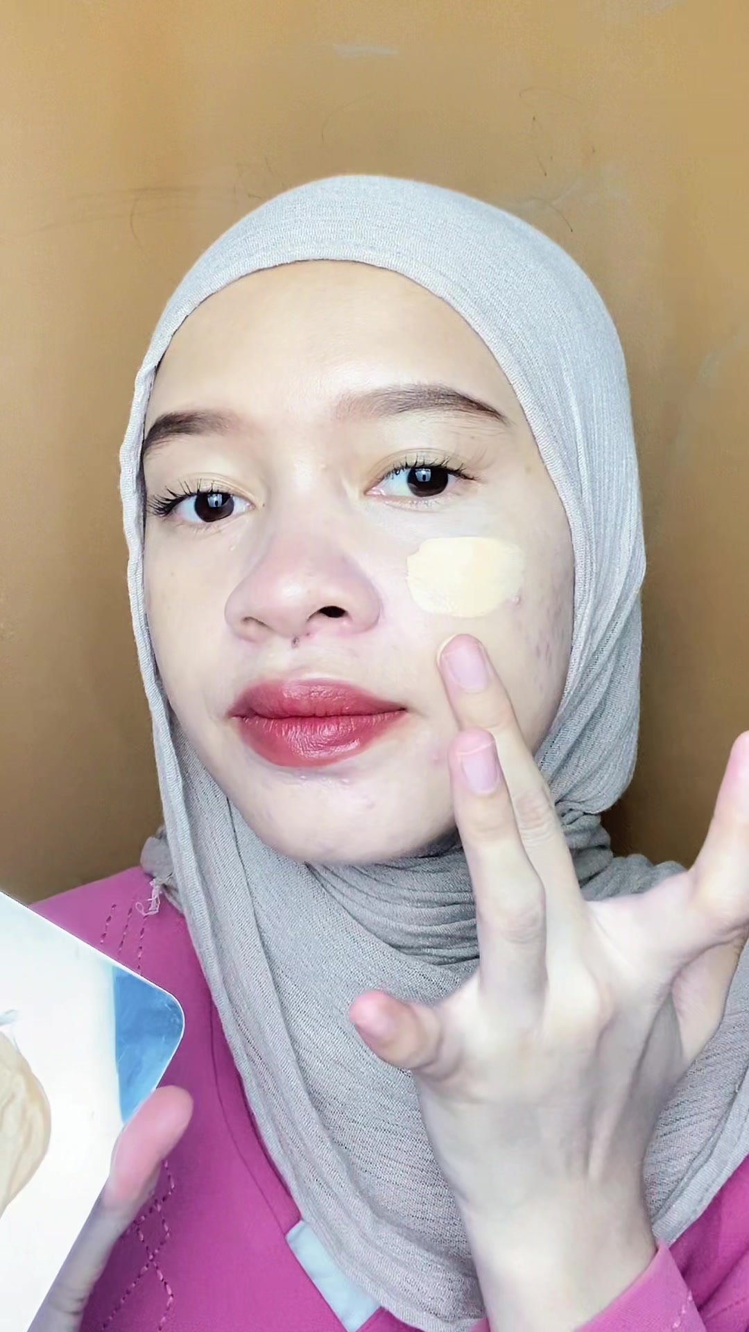 TikTok post by @haneensbeauty for Glow & Lovely Arabia. Caption reads: Day 1 ngikutin hacks make up ala MUA biar secantik....