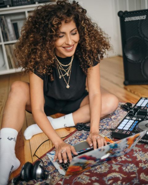 Instagram post by @shari_who for SOUNDBOKS. Caption reads: HI! 📸 @julianfelixlorenz @soundboks Easy....