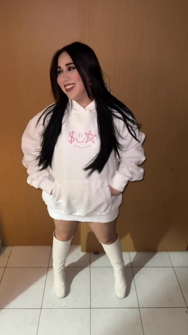 Instagram post by @samanthapazzi for In Print We Trust. Caption reads: My favorite hoodie 😍

Código de descuento:....