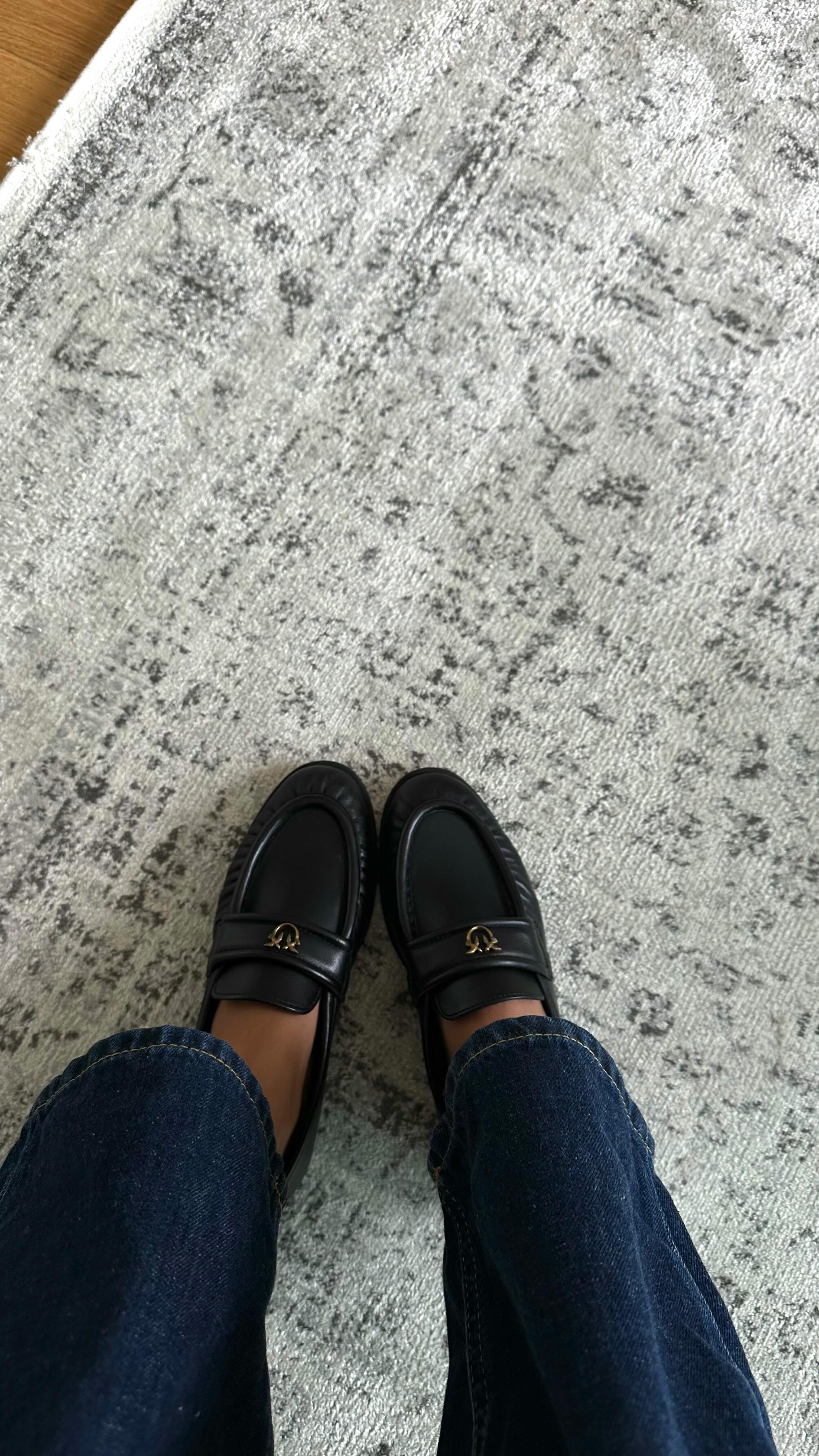 Instagram post by @theburguesinha for PINKO. Caption reads: my get ready with @pinkoofficial, full look 🤍....