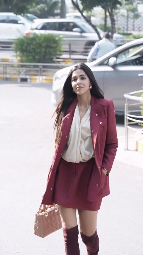 Instagram post by @bahaar_art for HDFC Bank. Caption reads: Black Friday finds at Ambience Mall 🎁🖤
Exploring....