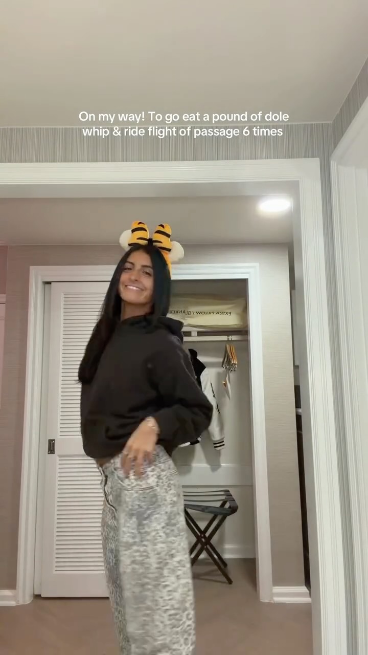 Instagram post by @thehungryfork_ for Undercover Tourist. Caption reads: Night 1 with @themeparkfrog !!! 🐅🎢.