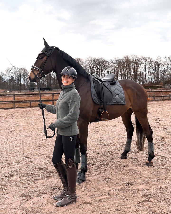 Instagram post by @inleobo for EQUESTRIAN STOCKHOLM. Caption reads: [...] 🖤 #esstockholm #avenuegreen....