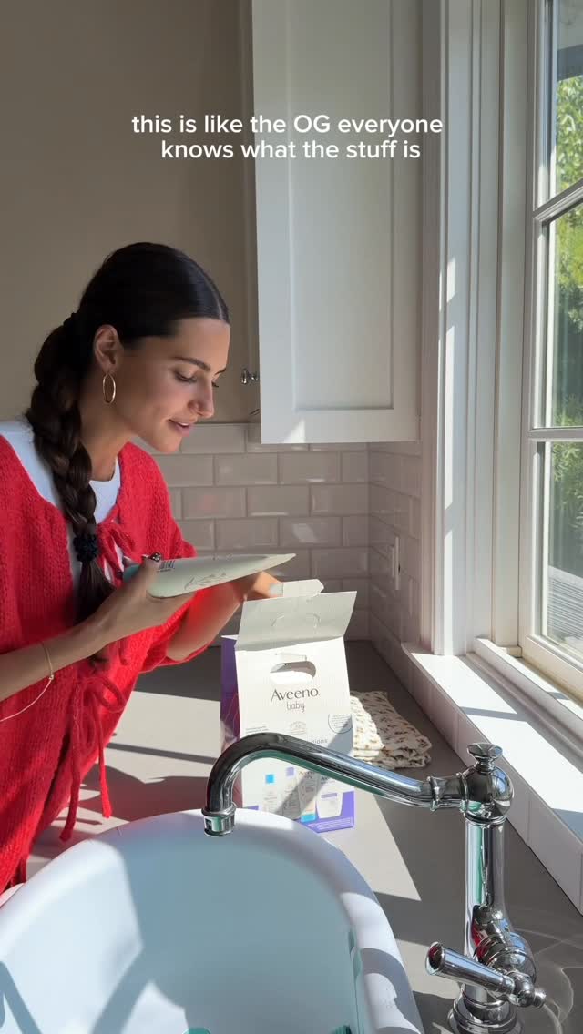 Instagram post by @reneeenoe for Aveeno. Caption reads: #AveenoPartner this mommy & me gift set has all my....